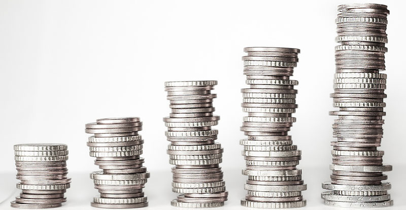 5 Stapel mit Münzen, die immer größer werden, Stichwort Finanzdienstleistungen. (c) Pixabay.com