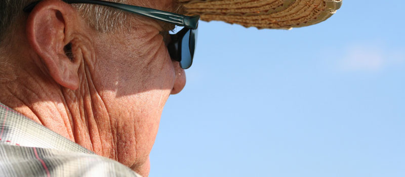 Profil: ein älterer Mann mit Sonnenbrille und Strohhut. (c) Pixabay.com