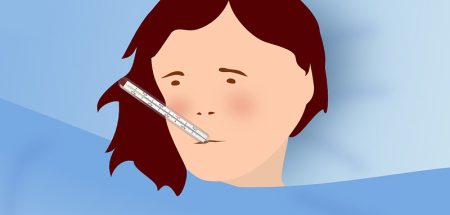 Illustration: eine Frau mit einem Fieberthermometer im Mund zugedeckt bis zum Hals. (c) Pixabay.com
