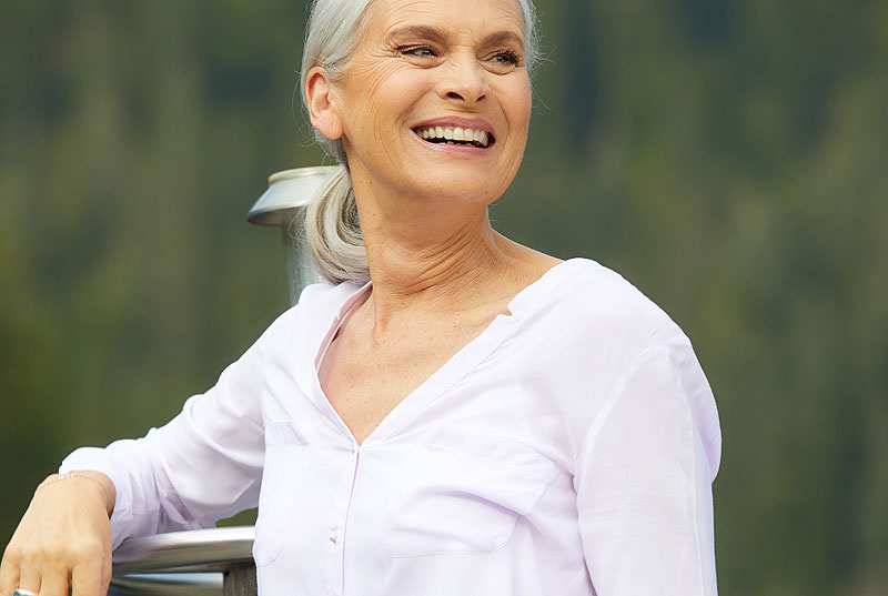Eine glücklich und zufrieden lächelnde ältere Frau, Stichwort Intervallfasten. (c) obs/ Protina Pharmazeutische GmbH/ Bascia_FRANK BOXLER