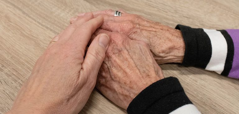 Die Hand einer jüngeren Frau auf den Händen einer älteren. (c) Pixabay.com