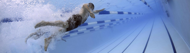 Ein Kraul Schwimmer in einem Hallenbad, Stichwort Seniorensport. (c) Pixabay.com