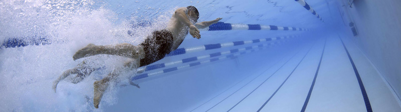 #Seniorensport – denn es ist nie zu spät für mehr Bewegung 1 Ein Kraul Schwimmer in einem Hallenbad, Stichwort Seniorensport. (c) Pixabay.com