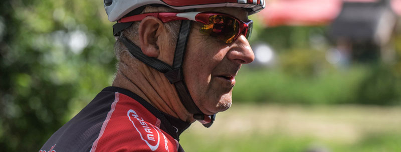 #Seniorensport – denn es ist nie zu spät für mehr Bewegung 2 Ein älterer Mann mit einem Fahrradhelm und Sonnenbrille. (c) Pixabay.com