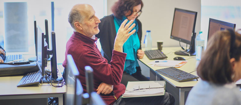 Ein älterer Teilnehmer der Seniorenuni Krems während einer Vorlesung in einem Computer-Hörsaal. (c) IMC Fachhochschule Krems