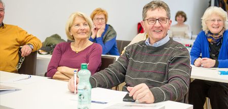 TeilnehmerInnen der Seniorenuni Krems während einer Vorlesung in einem Hörsaal. (c) IMC Fachhochschule Krems