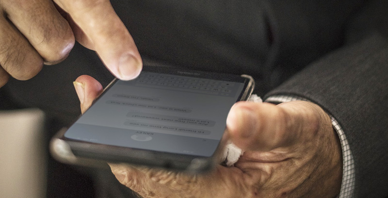 Sprachassistenten werden kommen – so wie 'damals' die Handys 1 Ein Mann, der etwas in sein Smartphone tippt, Stichwort Sprachassistent. (c) Pixabay.com