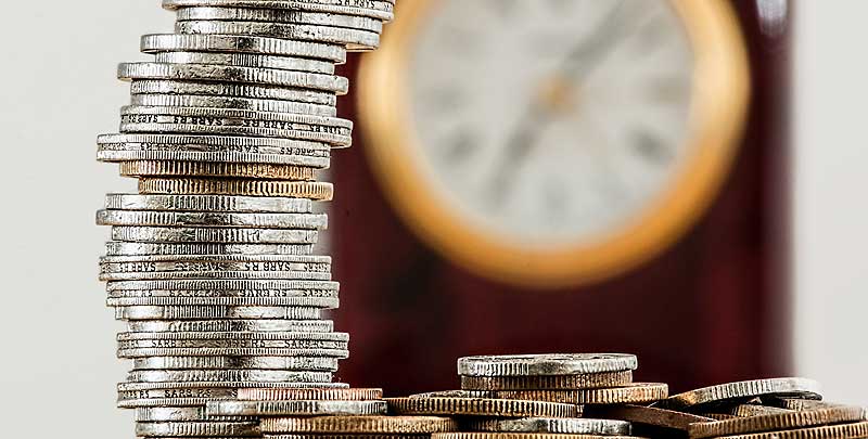 VKI-Buch + Online-Rechner: Wie viel Geld hab ich in der Pension? 2 Ein Stapel mit Euro Münzen, Stichwort online-Rechner. (c) Pixabay.com