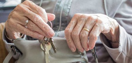 Die Hände einer alten Frau, die einen Schlüsselbund aus ihrer Handtasche nimmt. (c) Pixabay.com