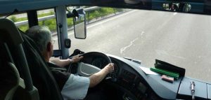 Die Anmietung eines Reisebusses + Fahrer kann ganz einfach sein Ein Busfahrer während der Fahrt. (c) Pixabay.com
