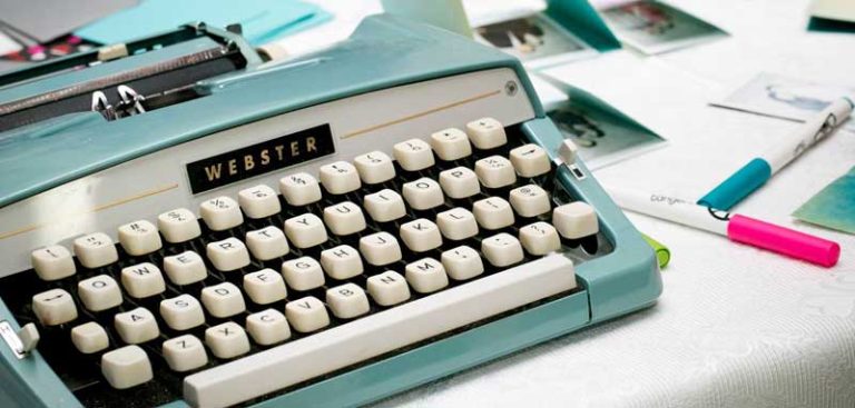 Eine Schreibmaschine auf einem Tisch, daneben Stifte. (c) Pixabay.com