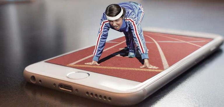 Eine Läuferin, die aus einem Smartphone ragt, beim Start auf einer Laufbahn. (c) Pixabay.com