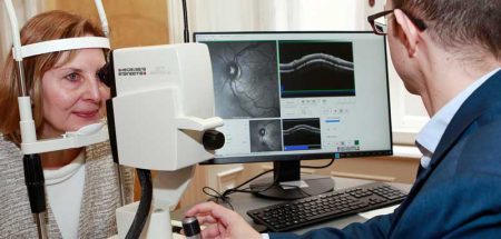 Eine Patientin beim Augenarzt bei einer Optischen Kohärenztomographie. (c) publichealth.at