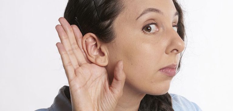 Eine Frau, die ihre Hand zu ihrem Ohr hält, um besser zu hören. (c) Pixabay.com