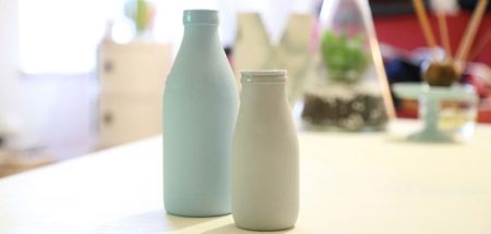 Eine kleine und eine größere Joghurtflasche auf einem Tisch. (c) Pixabay.com