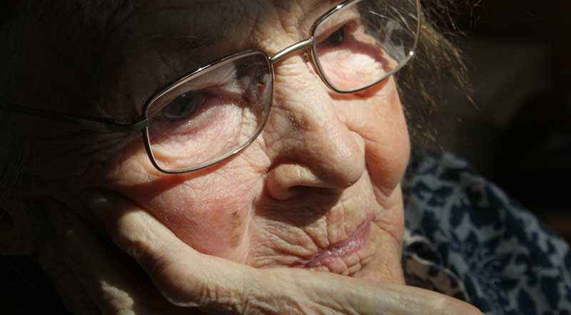 Portrait einer alten Frau, die ihren Kopf auf die Hand gestützt hat. (c) Pixabay.com