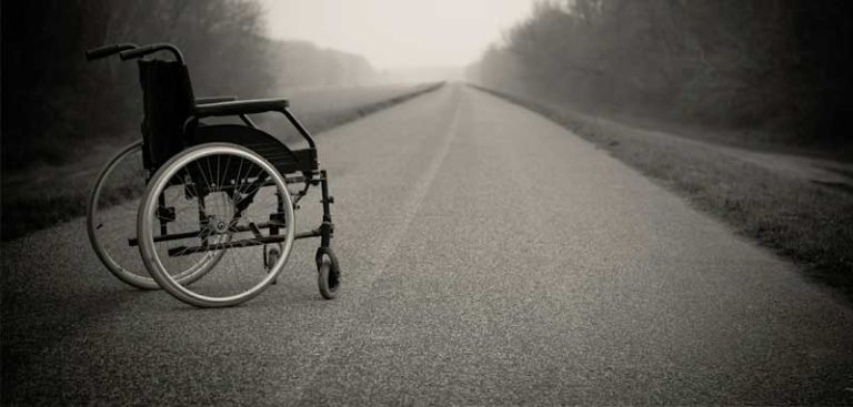 Ein leerer Rollstuhl auf einer einsamen Straße. (c) Pixabay.com
