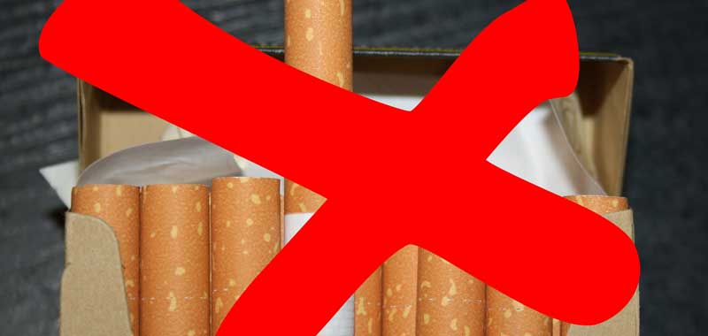 Eine offene Zigarettenpackung, die mit einem dicken roten Kreuz durchgestrichen ist. (c) Pixabay.com