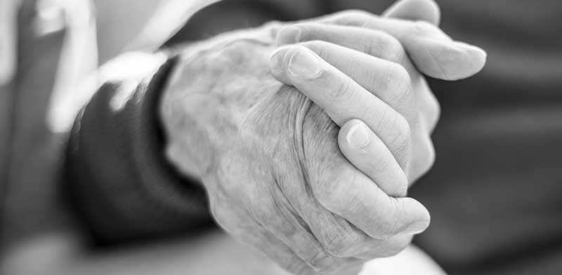 Hand eines alten Mannes, der die Hand einer jungen Person hält, Stichwort Parkinson. 
(c) Pixabay.com
