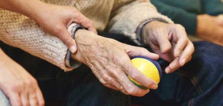 Sport, Tanz, Tai-Chi – die Bedeutung von Bewegung bei Parkinson Hände eines alten Mannes, der in seiner rechten Hand einen kleinen Ball hält. (c) Pixabay.com