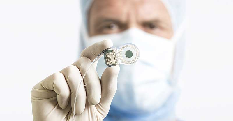 Über die "Macht der Musik" und die Bedeutung guten Hörens 2 Ein Chirurg hält ein Cochlea-Implantat vor sich hin. (c) MED-EL