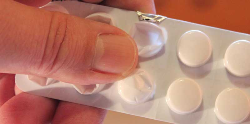 Mythos: Vorsorgen mit Aspirin und Nahrungsergänzung bringt nichts 1 Eine Hand, die Tabletten aus einer Verpackung drückt, Stichwort Aspirin. (c) Pixabay.com