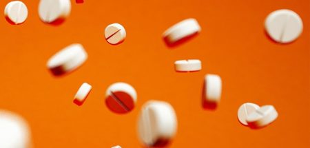 Mythos: Vorsorgen mit Aspirin und Nahrungsergänzung bringt nichts Fallende Tabletten. (c) Pixabay.com