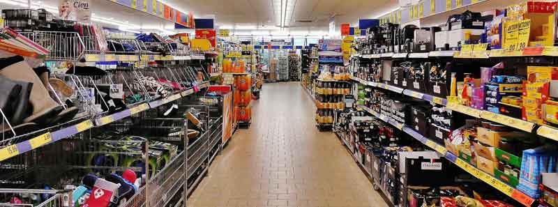 Ein Gang mit Regalen in einem Supermarkt – die Frage: wie viele der Produkte sind wirklich "bio"? (c) Pixabay.com
