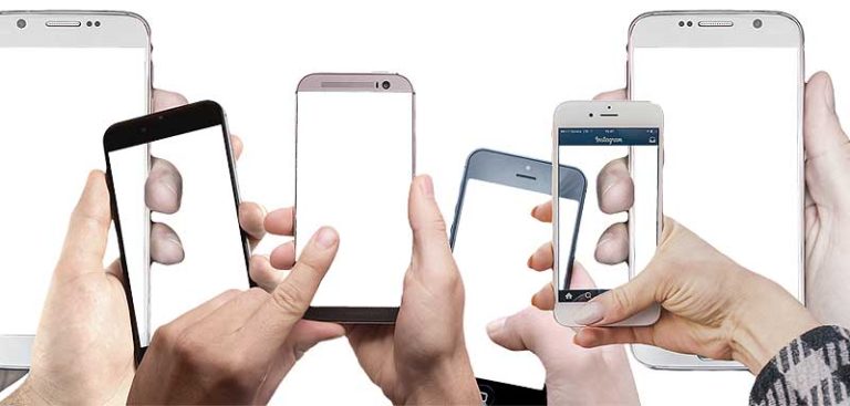 Mehrere Hände mit Smartphones. (c) Pixabay.com