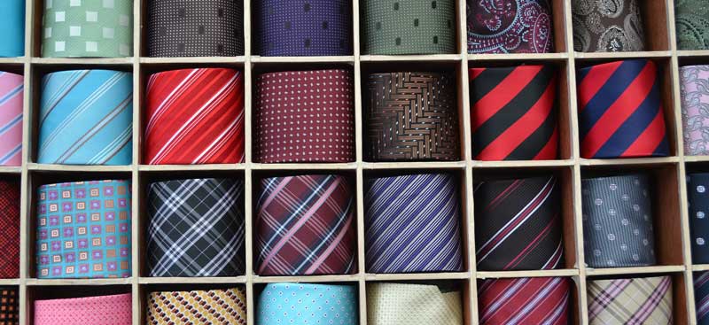 Krawatten in einem Krawattenregal. (c) Pixabay.com