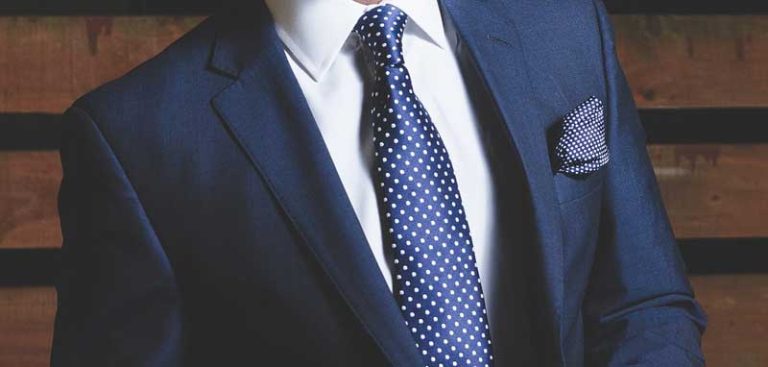 Ausschnitt: Mann mit Anzug,Krawatte und passendem Stecktuch. (c) Pixabay.com