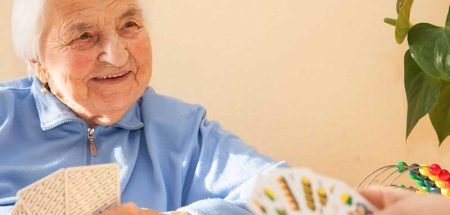 Gute Leben trotz Demenz – Menschen sind mehr als ihre Krankheit Eine alte lächelnde Frau beim Karten Spielen. (c) Nadja Meister/ Diakonie Österreich