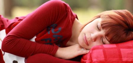 Frühjahrsmüdigkeit – gibt´s die wirklich und wenn ja, was hilft? Eine auf der Seite schlafende Frau. (c) Pixabay.com