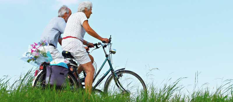 Ein altes Paar beim Rad Fahren in der Natur – doch der demographische Wandel hat auch Auswirkungen auf die Kosten für unser Gesundheitssystem. (c) Pixabay.com