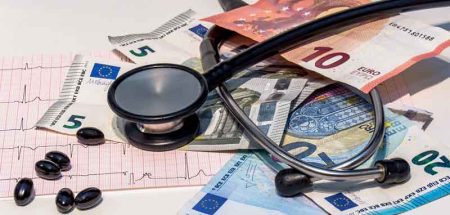 Was kostet Gesundheit? Können wir uns die künftig noch leisten? Ein Stethoskop auf Euro-Scheinen. (c) Pixabay.com