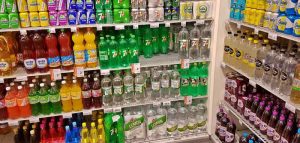 Der Zuckergehalt in Getränken ist auf dem richtigen Weg: runter Getränke in einem Supermarktregal. (c) Pixabay.com