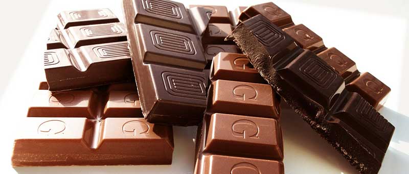 Heißhunger – wie er entsteht und wie sie sich vor ihm 'schützen' 2 Helle und dunkle Schokoladestücke auf einem Haufen. (c) Pixabay.com
