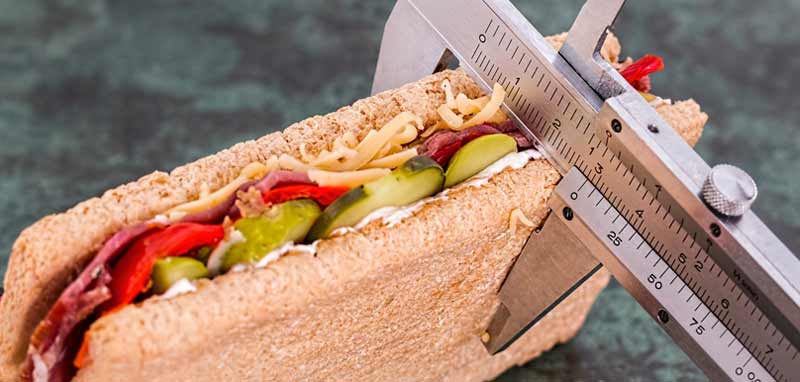 Eine Schublehre, die die Dicke eines Sandwiches misst. (c) Pixabay.com