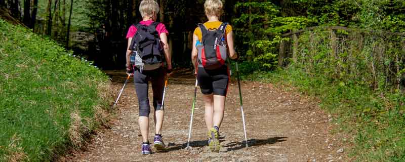 Zwei Frauen auf einem Wanderweg beim Nordic Walken. (c) Pixabay.com