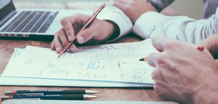 Hände mit Stiften, die etwas auf einem Blatt Papier überarbeiten. (c) Pixabay.com