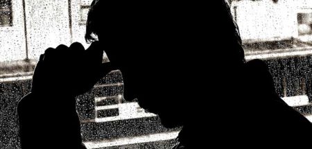 Moderne Antidepressiva gegen die ‚Volkskrankheit Depression‘ Profil eines Mannes, der sich vor einem verregneten Fenster mit der Hand den Kopf hält. (c) Pixabay.com