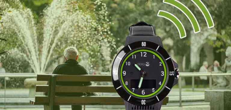 Ein Mann von hinten auf einer Parkbank, davor eine Uhr mit Wlan-Symbol. (c) demenz.watch/ 123RF/ Leszek Glasner
