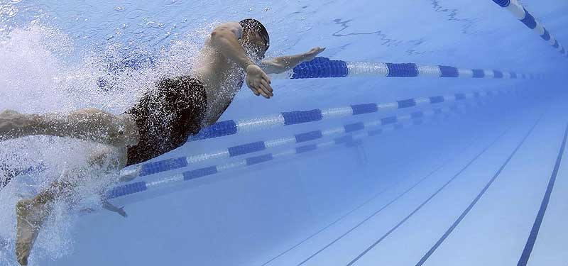 Ein Mangel an Magnesium kann zu Krämpfen führen – auch beim Schwimmen. (c) Pixabay.com