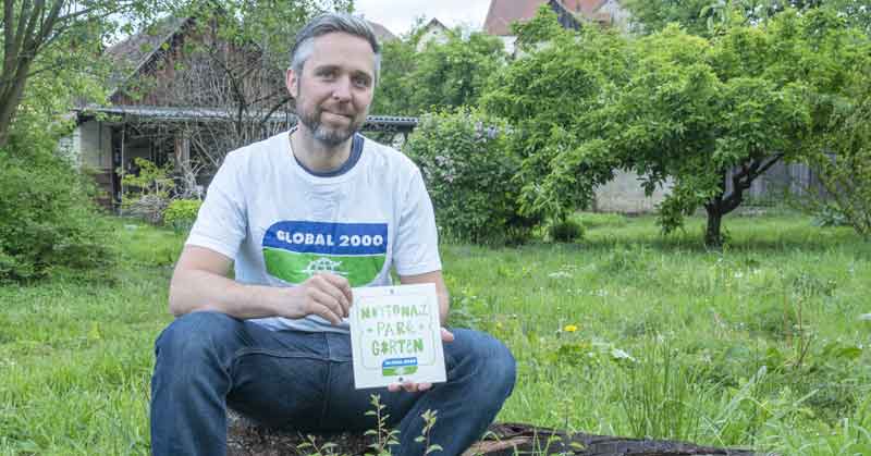 Biodiversitätsexperte Dominik Linhard in einem Nationalpark Garten. (c) Global 2000/ Martin Aschauer