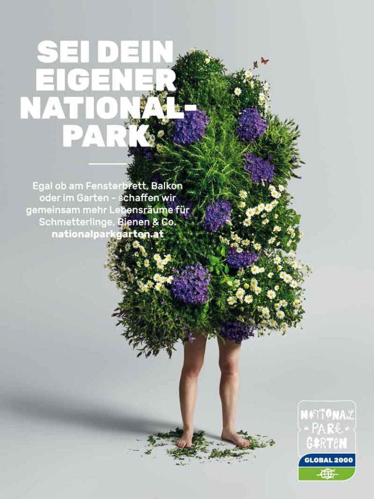 Sujet der Global 2000 Kampagne "Nationalpark Garten" – Eine Person, die von Blumen und Sträuchern einge-/ umhüllt ist. (c) Global 2000