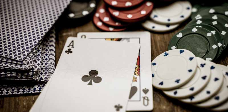 Online Casinos – seriöse Anbieter + Informationen über Spielsucht 1 Spielkarten und Jetons. (c) Pixabay.com