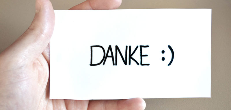 Eine Hand hält ein Schild, auf dem 'Danke' steht. (c) Pixabay.com