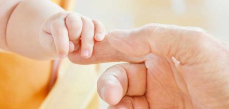 Eine Babyhand auf dem Zeigefinger eines Mannes. (c) Pixabay.com