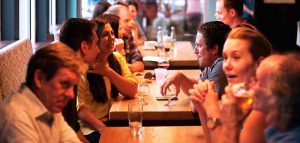 Lautes Reden, Handy-Klingeln – was in Restaurants am meisten nervt Menschen in einem Restaurant. (c) Pixabay.com