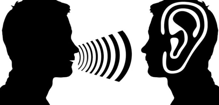 Illustration: Profil zweier Köpfe, einer sendet Schallwellen aus, die beim anderen, der ein überdimensionales Ohr hat, ankommen. (c) Pixabay.com